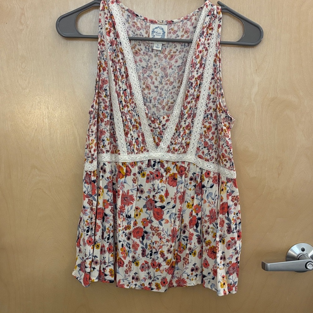 Francesca's Collections Floral V-Neck Blouse with Lace